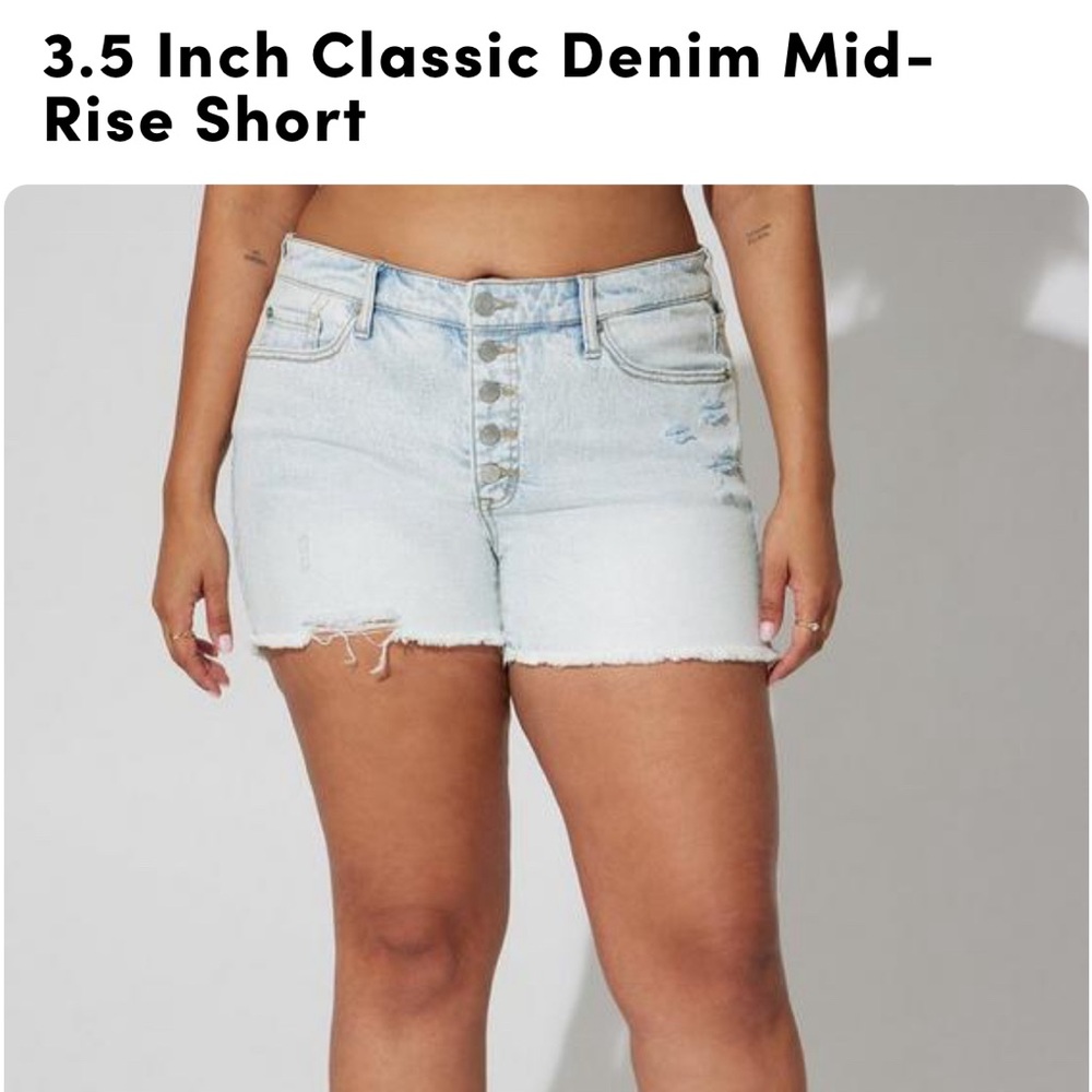 TORRID 3.5 Inch Classic Denim Mid-Rise Jean Short size 18